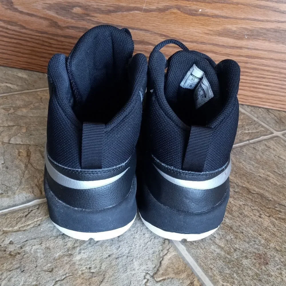 Nike Team Hustle D7 Sneakers Size 6Y